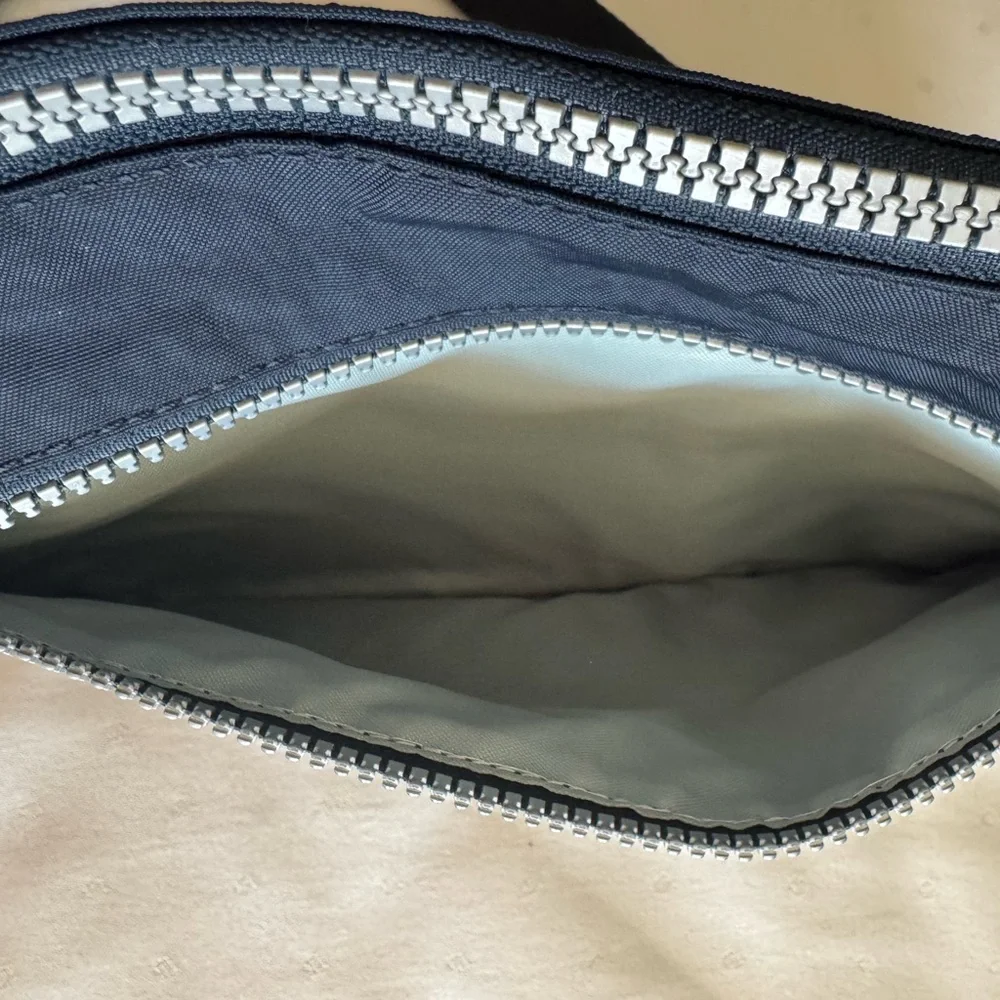Kipling Callie Crossbody Bag - Navy with Silvertone Hardware. 
Great Bag! 💙🩶 - Picture 12 of 12